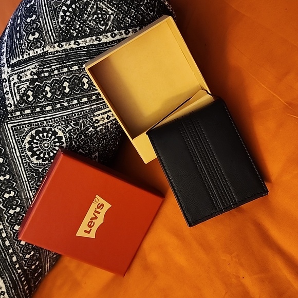 NWT/B Mens Levi's Mens Wallet. - Picture 3 of 14